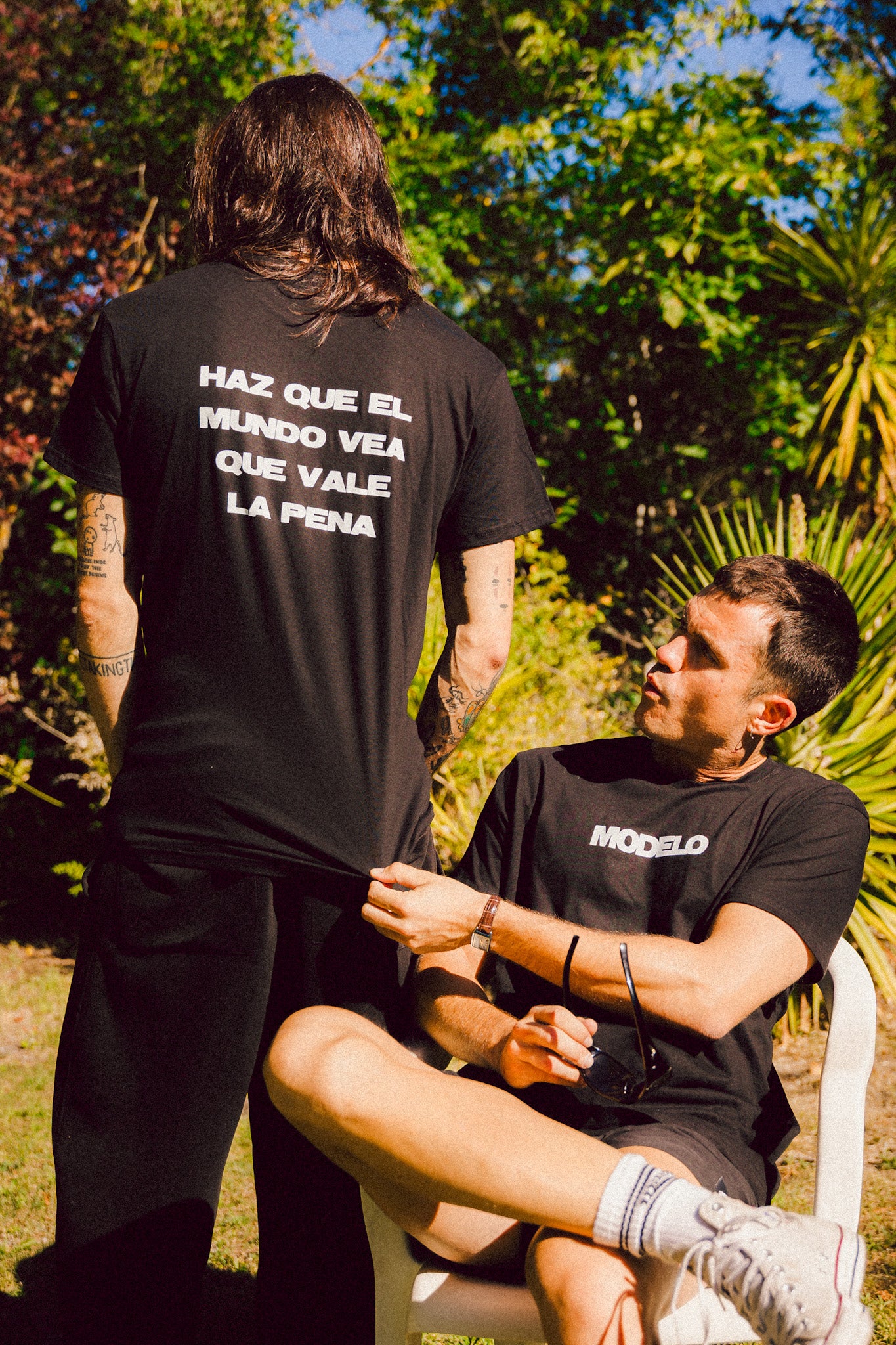 Camiseta HAZ QUE EL MUNDO VEA - MODELO Color
