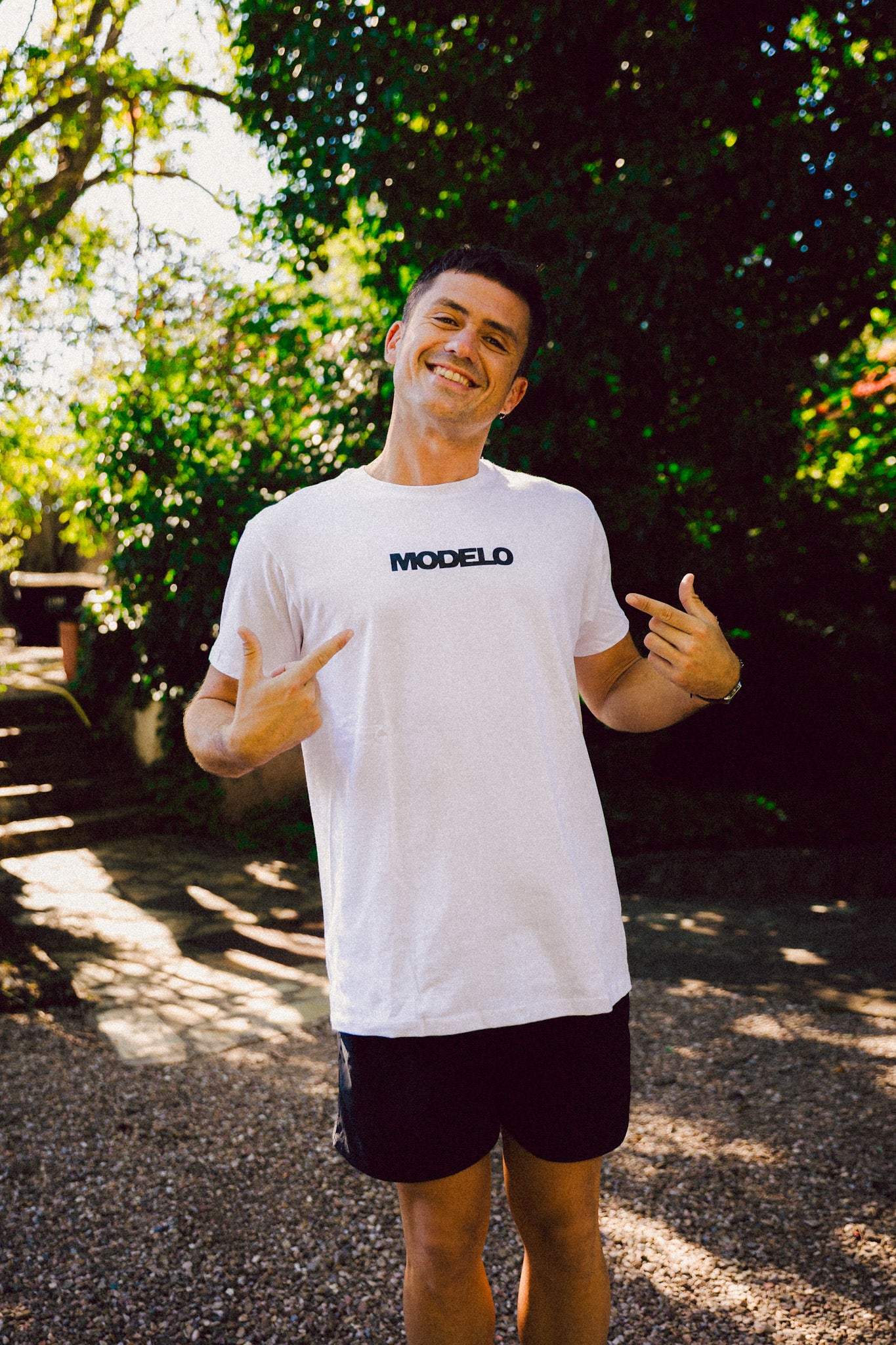 Camiseta HAZ QUE EL MUNDO VEA - MODELO Color