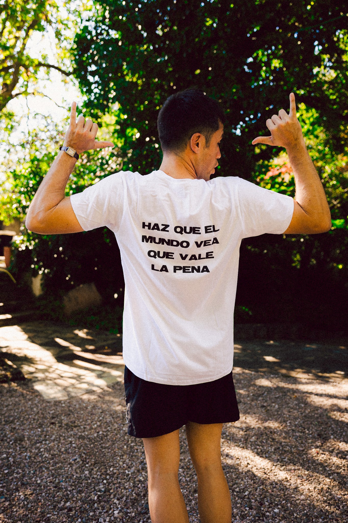 Camiseta HAZ QUE EL MUNDO VEA - MODELO Color